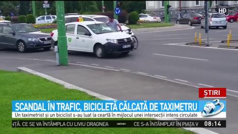 Scandal &icirc;ntre un taximetrist şi biclist &icirc;n mijlocul unei intersecţii din Braşov