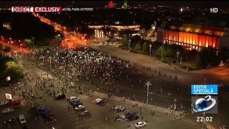 Imagini &icirc;n direct din Piaţa Victoriei. Oamenii c&acirc;ntă şi dansează &icirc;n faţa Guvernului