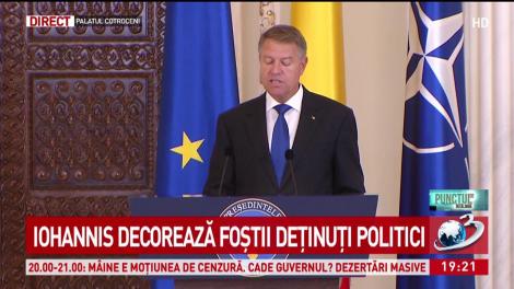 Iohannis decorează foștii deținuți politic