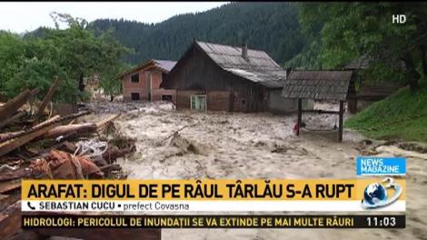 Cod roșu de inundații. Zeci de drumuri sunt blocate