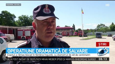 Copil de doi ani, salvat de pompieri dintr-o f&acirc;nt&acirc;nă ad&acirc;ncă de 15 metri