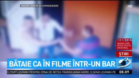 Scene șocante &icirc;ntr-un bar! Un paznic, lovit cu bestialitate, cu pumnii şi picioarele
