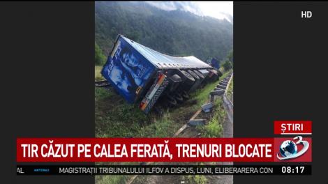 Tir căzut pe calea ferată, trenuri blocate