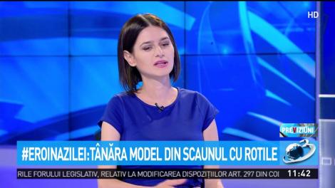 T&acirc;năra &icirc;n scaun cu rotile care ajută oamenii cu dizabilități