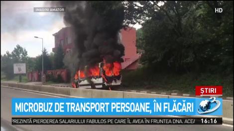 Microbuz de transport persoane, &icirc;n flăcări pe şoseaua Pipera-Tunari