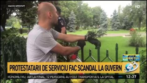 Scene şocante &icirc;n faţa Guvernului. Un protestatar a ameninţat că &icirc;şi dă foc