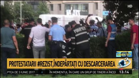 Protestatari #rezist, &icirc;ndepărtați cu descarcerarea de la gardul Palatului Victoria