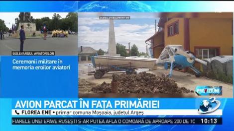 Avion parcat &icirc;n faţa unei primării din Argeş