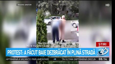Protest la Bacău. A făcut baie gol &icirc;n mijlocul străzii