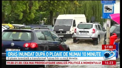 Ploile torențiale au făcut prăpăd în Tulcea! Orașul a fost inundat după zece minute, iar apa adunată pe străzi a depășit o jumătate de metru, în unele zone!