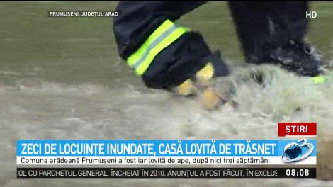 O casă din Gorj a luat foc după ce a fost lovită de trăsnet