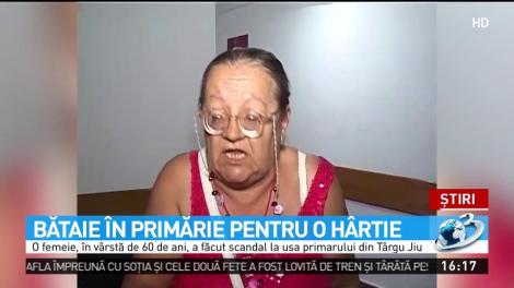 O bătr&acirc;nă a făcut scandal la uşa Primăriei Municipiului Tărgu Jiu