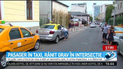 Accident &icirc;n centrul oraşului Piteşti. O maşină de taxi a fost răsturnată de un şofer grăbit