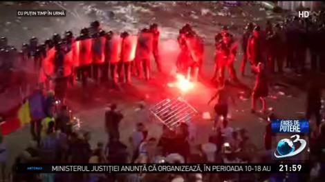 Un grup de protestatari au aprins o torţă chiar l&acirc;ngă jandarmi
