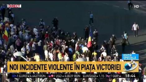 Noi incidente &icirc;n Piaţa Victoriei. Protestatarii au adus torţe la miting