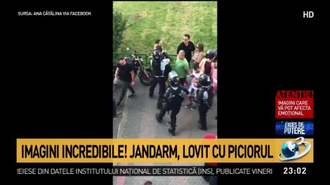 Imagini incredibile! Jandarm, lovit cu piciorul de un protestatar violent