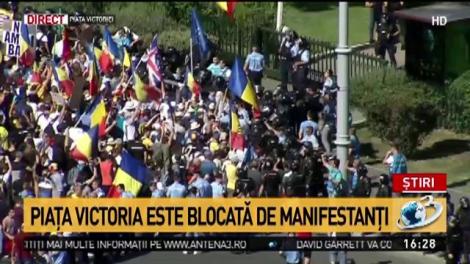 Protestararii, ciocniri violente cu jandarmii. Piaţa Victoria este blocată