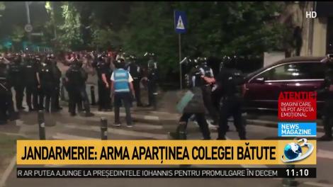 Protestatar cu m&acirc;inile ridicate, lovit de jandarmi