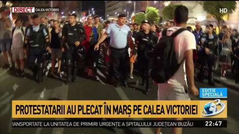Sute de persoane, &icirc;n marș spre Parlament
