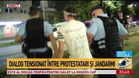 Dialog tensionat &icirc;ntre protestatari și jandarmi. Bărbat ridicat din mulțime: Posibil suspect &icirc;n lovirea jandarmeriței