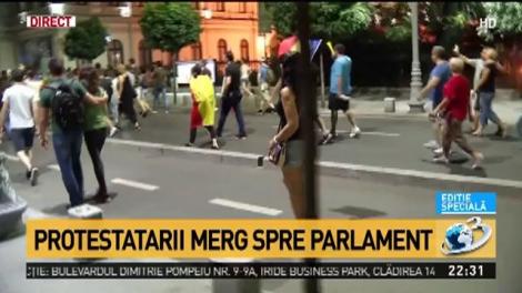 Un protestatar ridicat din mulțime. 500 de persoane, &icirc;n marș spre Parlement