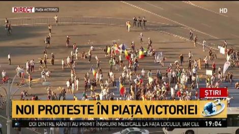 Protest. C&acirc;teva sute de protestatari s-au adunat &icirc;n Piața Victoriei