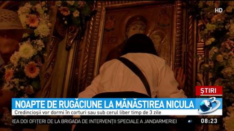 Noapte de rugăciune la Mânăstirea Nicula. Mii de pelerini s-au strâns la icoana făcătoare de minuni