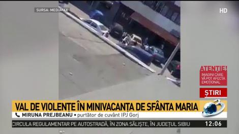 Imagini șocante surprinse în Târgu-Jiu! S-au luat la bătaie cu topoare și săbii, iar șase persoane au fost reținute