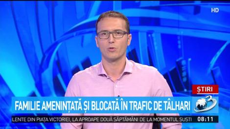 O familie a fost amenințată și blocată &icirc;n trafic de mai mulți t&acirc;lhari