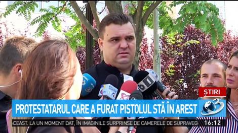 Protestatarul care a furat pistolul stă &icirc;n arest