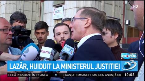 Lazăr, huiduit la Ministerul Justiţiei
