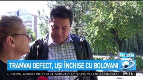 Scene incredibile &icirc;n Craiova! Uşile tramvaielor, blocate cu bolovani ca să nu se deschidă