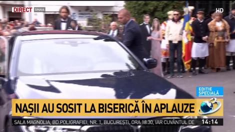 Nasii au sosit la biserică