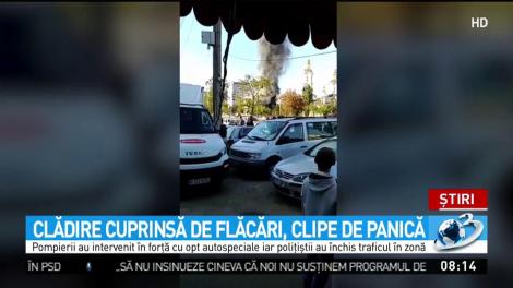 Incendiu uriaş la Iaşi. Zeci de oameni evacuaţi de urgenţă