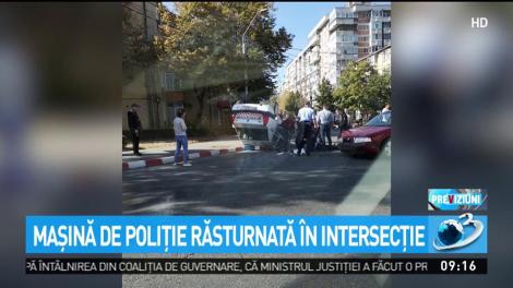 O maşină de poliţie s-a răsturnat &icirc;ntr-o intersecţie din Piteşti