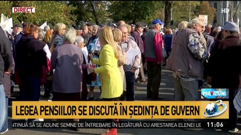 Peste 100 de pensionari protestează &icirc;n Piaţa Victoriei. Vor pensiile majorate cu 45%