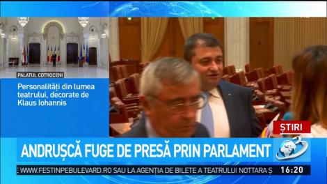 Andruşcă fuge de presă prin Parlament