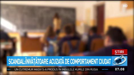 (VIDEO). Scandal la o școală din Teleorman! O învățătoare se comportă de parcă ar fi POSEDATĂ!