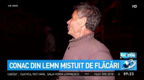 Conac din lemn mistuit de flăcări