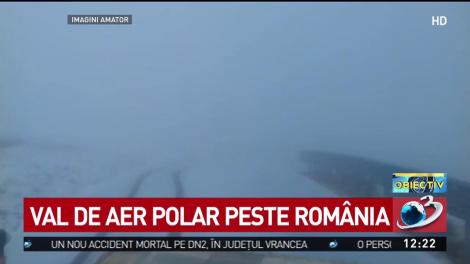 Un strat de zăpadă de c&acirc;ţiva centimetri s-a depus pe Transalpina.&nbsp;CNAIR anunţă &icirc;nchiderea circulaţiei rutiere