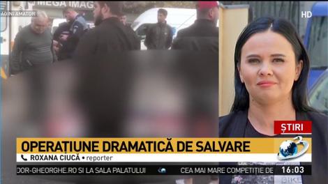 Momente de groază &icirc;n Capitală. T&acirc;nără prinsă sub tramvai