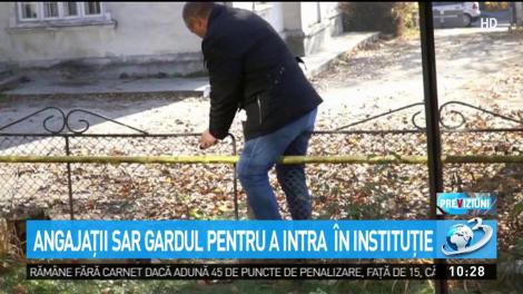 Angajaţii sar gardul pentru a intra &icirc;n instituţie