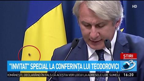 „Invitat” special la conferința lui Teodorovici. Ce a apărut pe steagul României