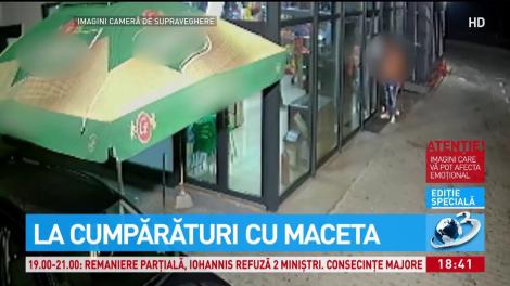 Un individ a mers la cumpărături &icirc;narmat cu o macetă