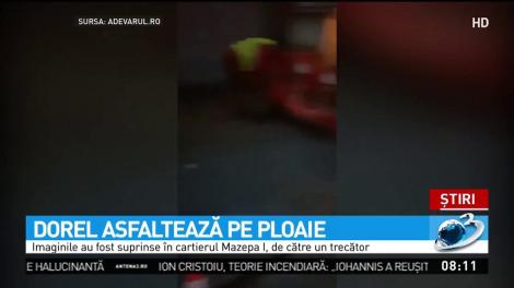 Dorel loveşte din nou, la Galaţi. Alţi muncitori au fost surpinşi &icirc;n timp ce asfaltau pe ploaie