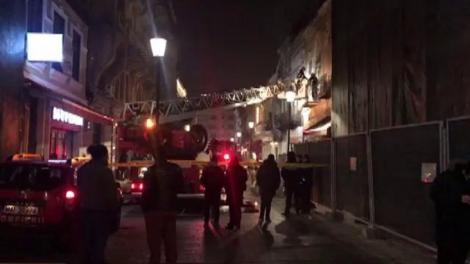 Pompierii evacuează locatarii unui imobil, după ce s-a prăbuşit planşeul de la nivelul parterului