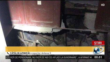 Panică &icirc;n Capitală! Pompierii evacuează locatarii unui imobil, după ce s-a prăbuşit planşeul de la nivelul parterului