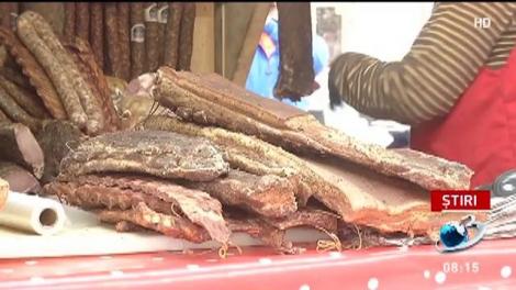 T&acirc;rg de Crăciun, carne depozitată pe jos