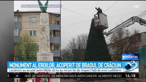 Monument al eroilor, acoperit de bradul de Crăciun