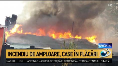 Incendiu de proporţii &icirc;n Capitală. Mai multe case sunt curprinse de flăcări